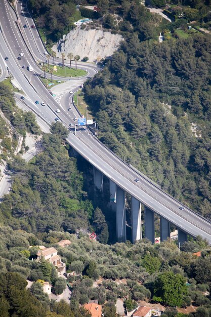 Foto vista ad alta angolazione del ponte in città