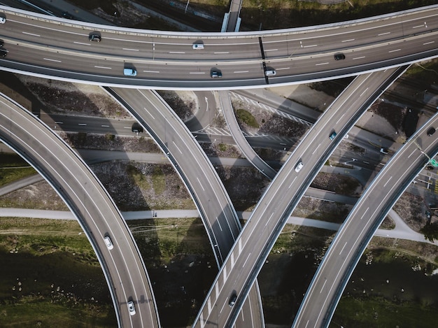 Foto vista ad alto angolo del ponte sull'autostrada