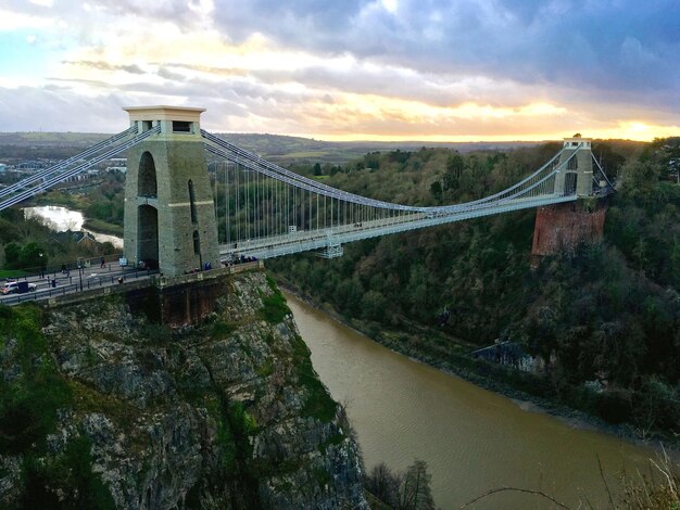 Foto vista ad alta angolazione del ponte sul fiume contro un cielo nuvoloso