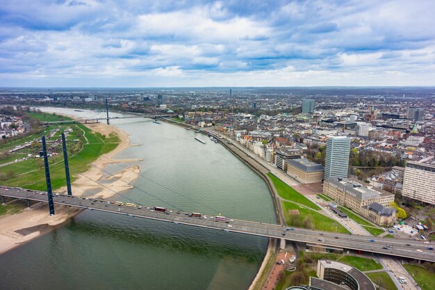 Foto vista ad alta angolazione del ponte sul fiume contro il cielo