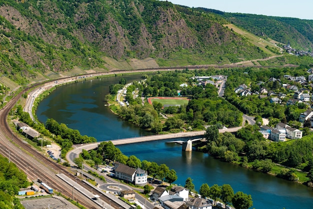 Vista ad alto angolo del ponte sul fiume in città