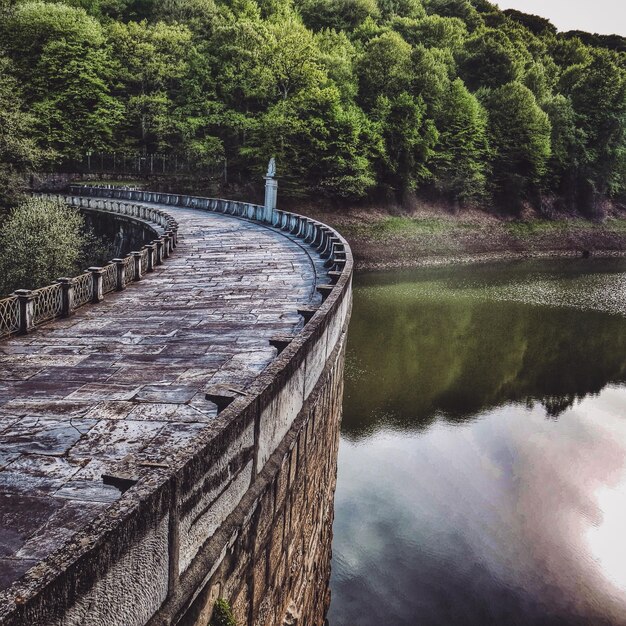 Foto vista ad alto angolo del ponte sul fiume