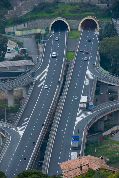 Foto vista ad alto angolo del ponte sulla strada in città