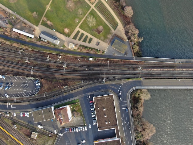 都市の道路上の橋の高角度の景色