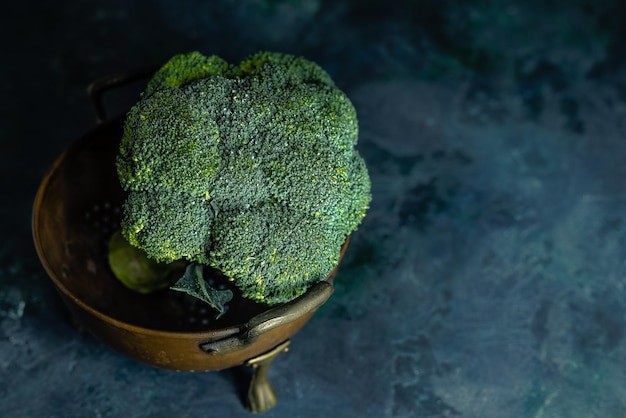 Photo high angle view of broccoli in bowl on table