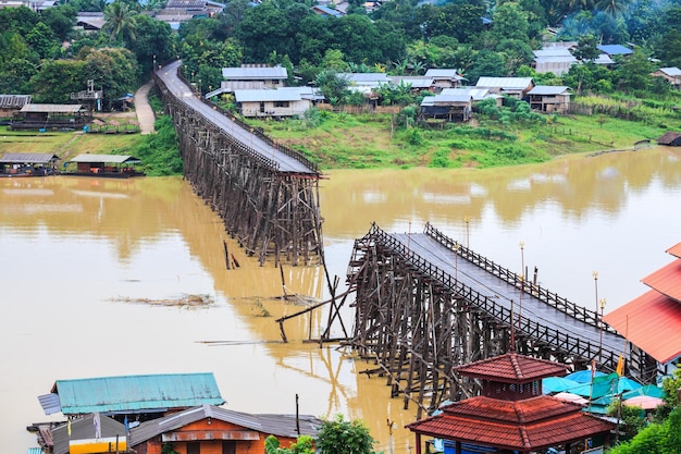 Foto vista ad alto angolo del ponte rotto sul fiume