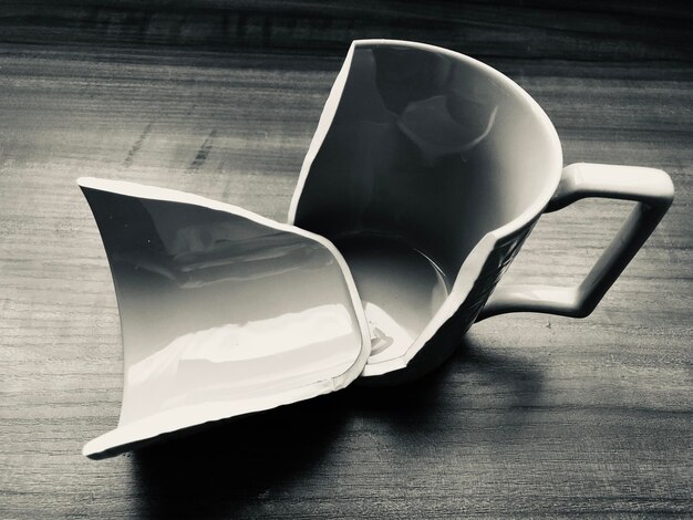 Photo high angle view of broken coffee cup on table