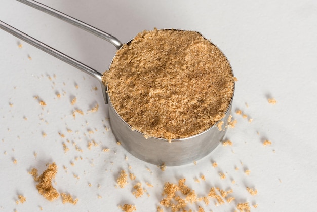 Foto vista ad alto angolo dello zucchero bruno in tazza da misurare