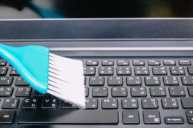 Photo high angle view of brush on keyboard