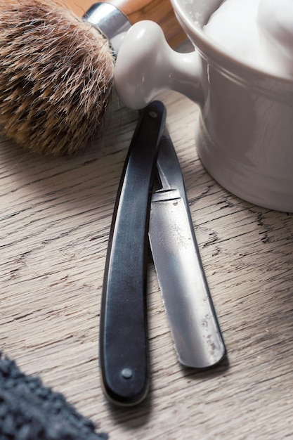 Photo high angle view of brush and razor on table