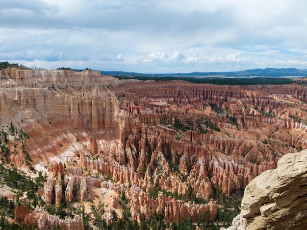 Foto vista ad alta angolazione dei canyon di bryce contro il cielo