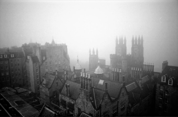 Foto vista ad alto angolo dell'edificio in tempo di nebbia