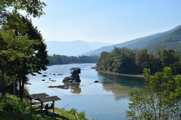 川の岩の上にある建物の高角度の景色