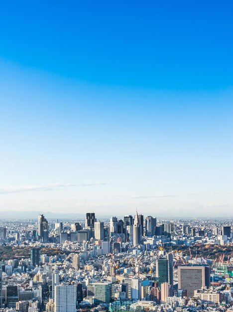 青い空を背景にした建物の高角度の景色