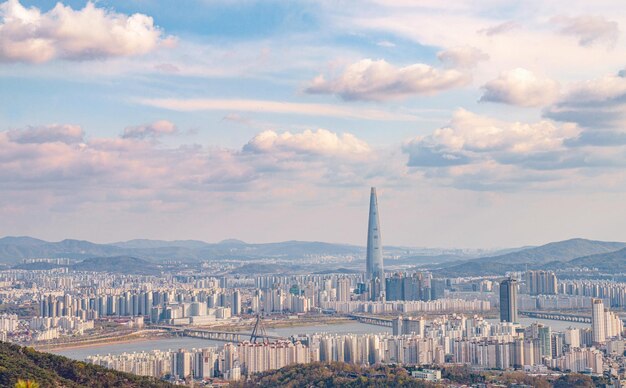 雲の空に照らされた建物の高角度の景色