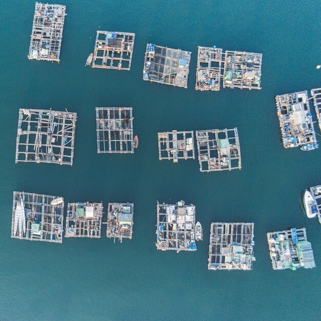 Foto vista ad alta angolazione degli edifici nell'acqua blu