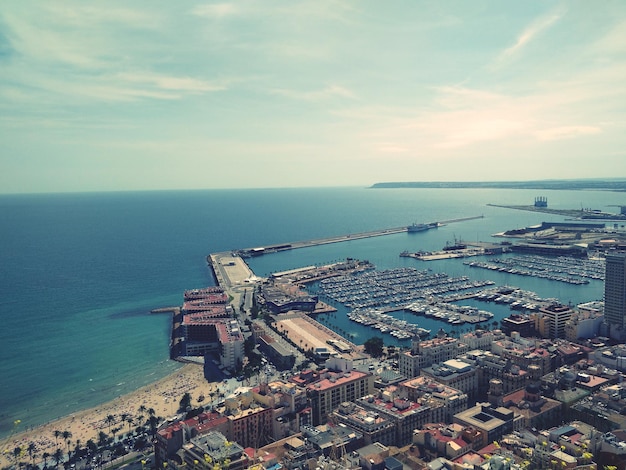 Foto vista ad alto angolo degli edifici dal mare contro il cielo