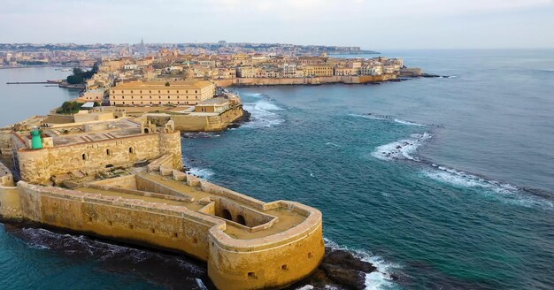 Foto vista ad alto angolo degli edifici dal mare