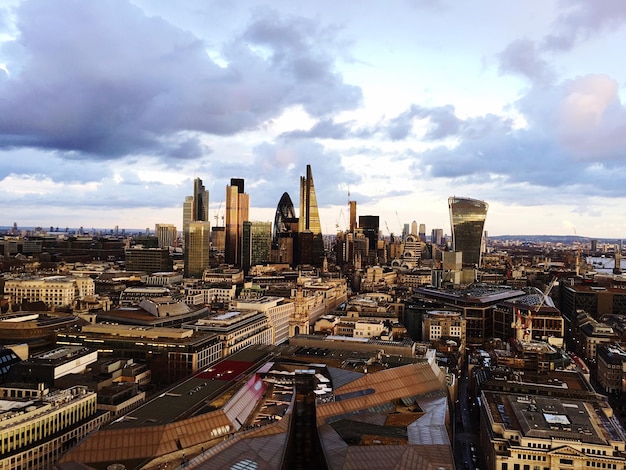 Foto vista ad alta angolazione degli edifici della città contro un cielo nuvoloso