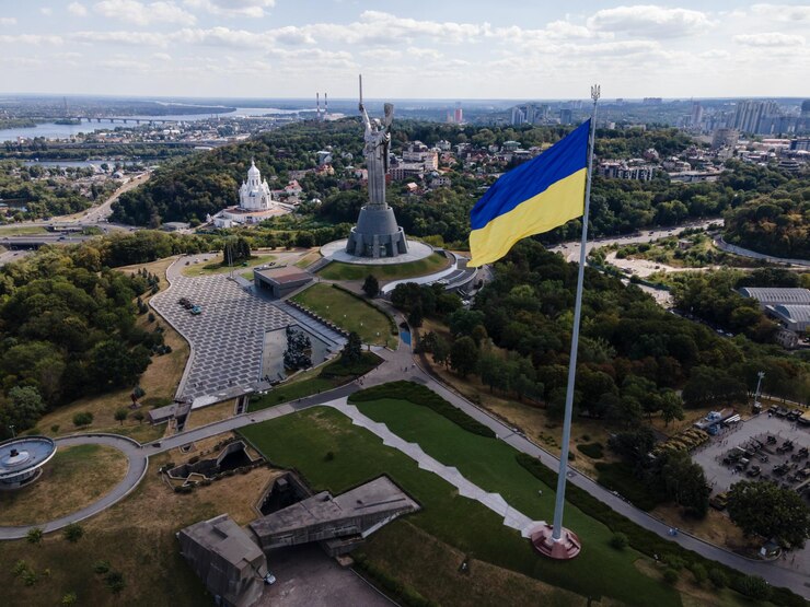 Фотография высокоугольный вид зданий в городе на небо