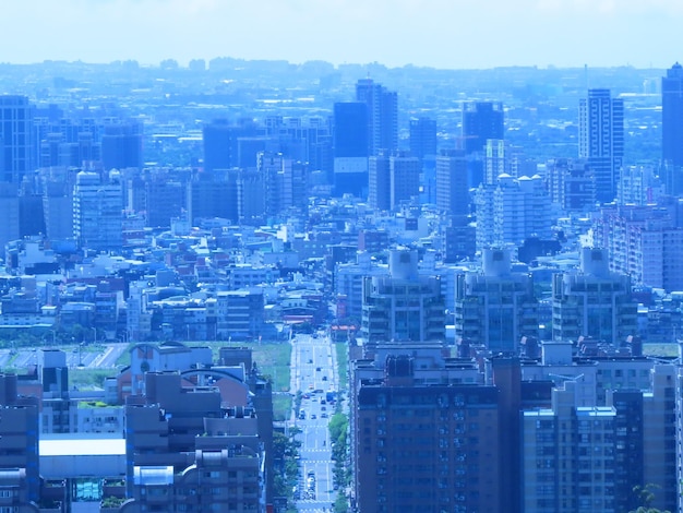 空に向かって都市の建物の高角度のビュー