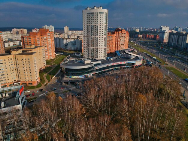 Высокоугольный вид зданий в городе на небо