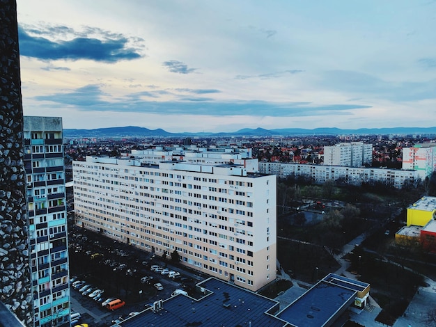 Foto vista ad alto angolo degli edifici della città contro il cielo