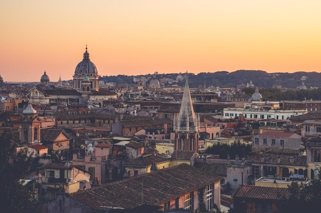 Foto vista ad alto angolo degli edifici della città al tramonto