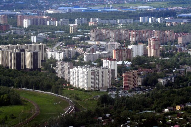 Высокоугольный вид зданий в городе
