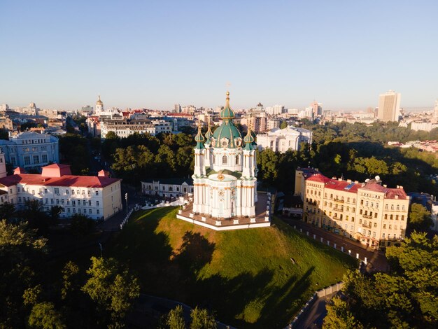 Высокоугольный вид зданий в городе