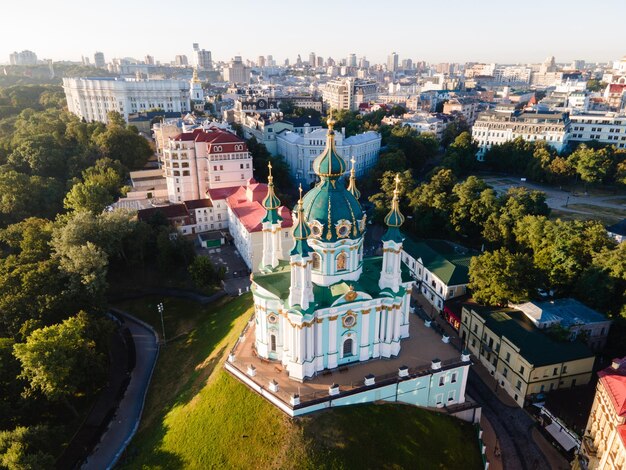 Высокоугольный вид зданий в городе