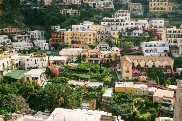 Foto vista ad alto angolo degli edifici a positano