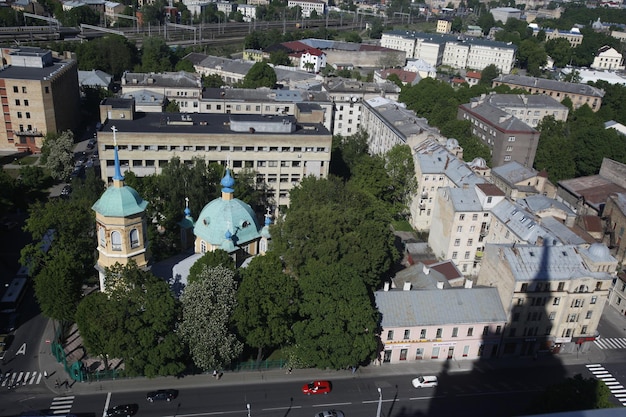 Высокоугольный вид зданий в солнечный день в городе