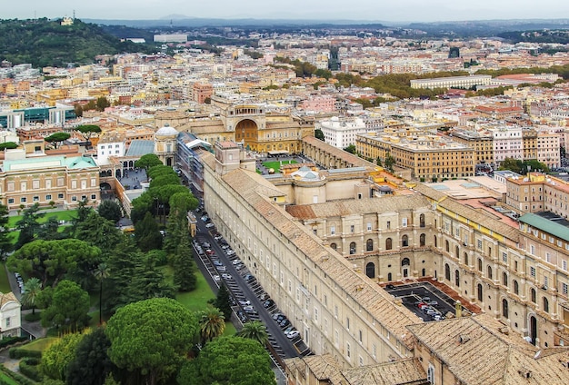 Foto vista ad alta angolazione di edifici e alberi in città