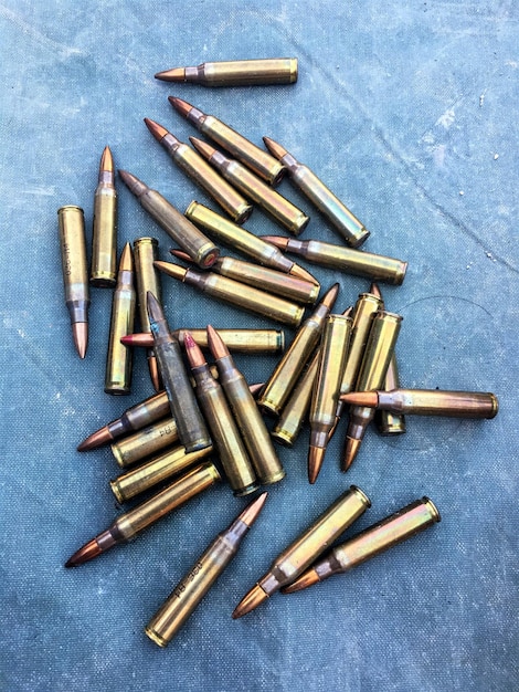 Photo high angle view of bullets on table