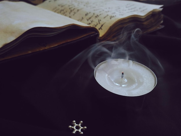 Foto vista ad alta angolazione di una candela bruciata