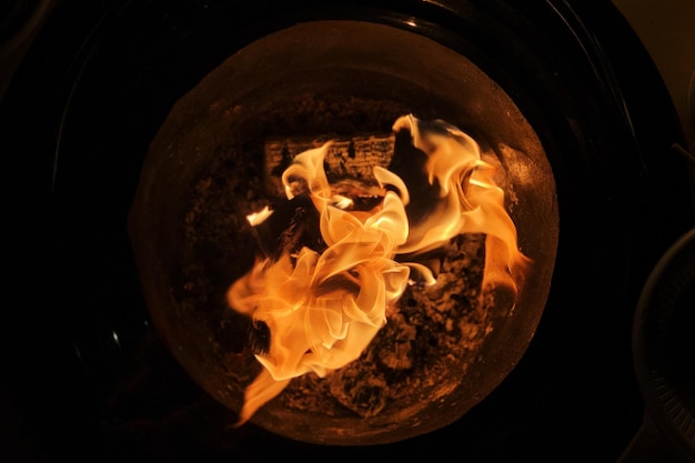 Vista ad alta angolazione di candele in fiamme sul legno