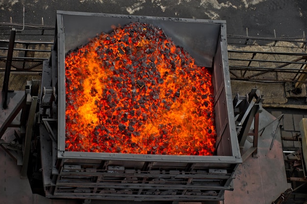 Photo high angle view of burning charcoal in coal mine