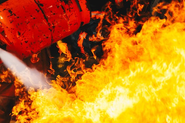 Foto vista ad alta angolazione del fuoco in fiamme