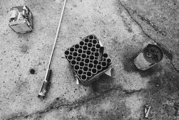 Photo high angle view of burnt fireworks on footpath