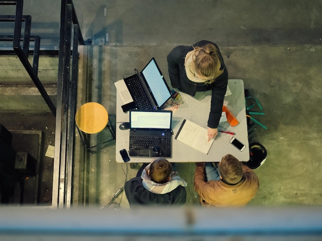 Foto vista ad alta angolazione di uomini d'affari che lavorano a tavola