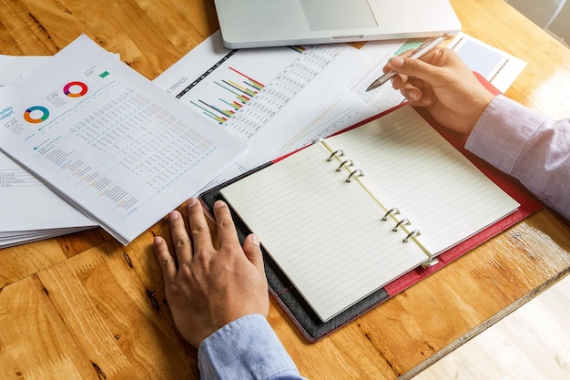 Photo high angle view of businessman analyzing data at desk in office