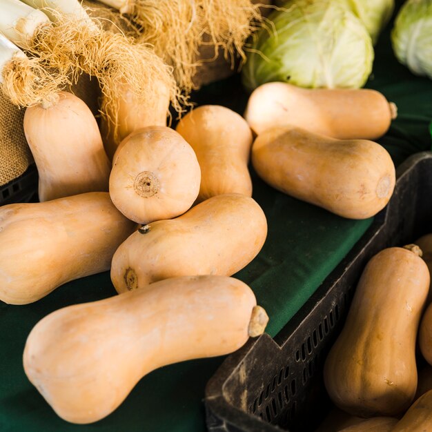 Foto vista dell'angolo alto di zucca torta al mercato della drogheria