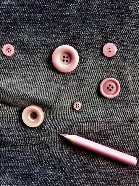 Photo high angle view of buttons on table