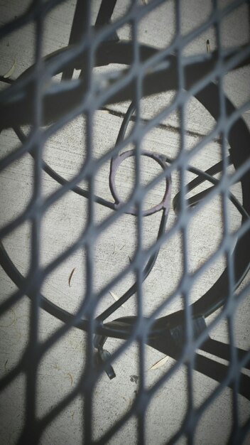 Foto vista ad alto angolo del cavo vista attraverso la recinzione a catena