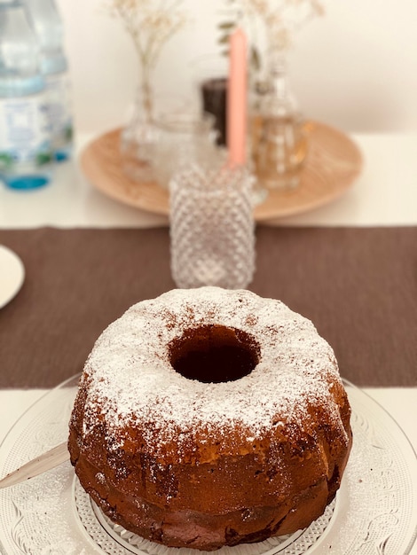 Foto vista ad alto angolo della torta nel piatto sul tavolo