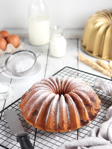 Foto vista ad alto angolo della torta nel piatto sul tavolo