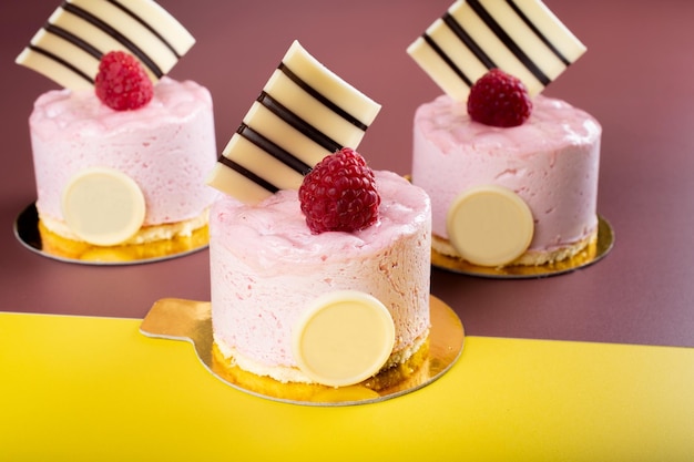 テーブルの上のプレートのケーキの高角度ビュー