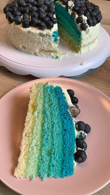 Photo high angle view of cake in plate on table