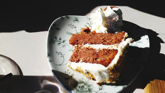 Foto vista ad alto angolo della torta nel piatto sul tavolo